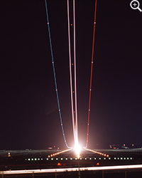 Flugzeugstart bei Nacht